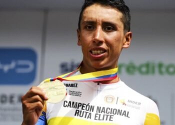 Egan Bernal se sacude de fuerte caída en el Giro