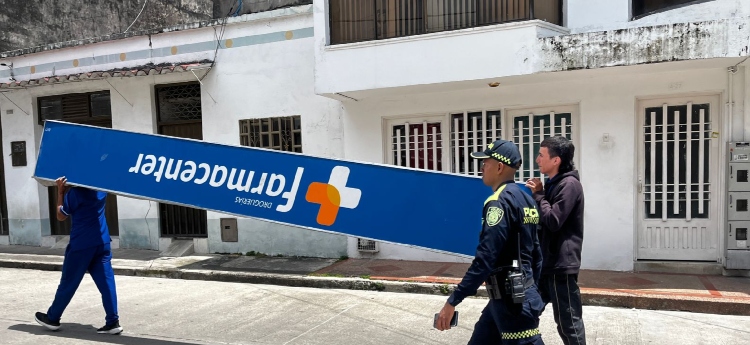 Policía recuperó letrero de Farmacenter que se habían robado en horas de la madrugada