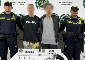 Policías escucharon disparos y encontraron a dos sujetos que lanzaron un revólver al suelo