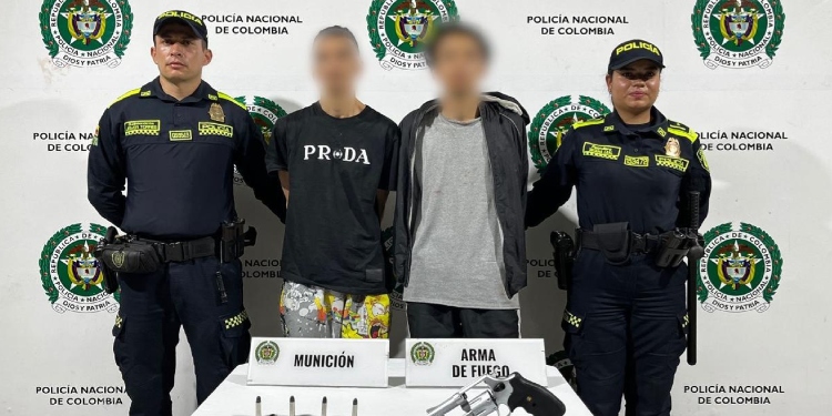 Policías escucharon disparos y encontraron a dos sujetos que lanzaron un revólver al suelo