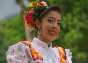 La bióloga que canta y baila por la comuna Nueve: Laura Isabella Lozano