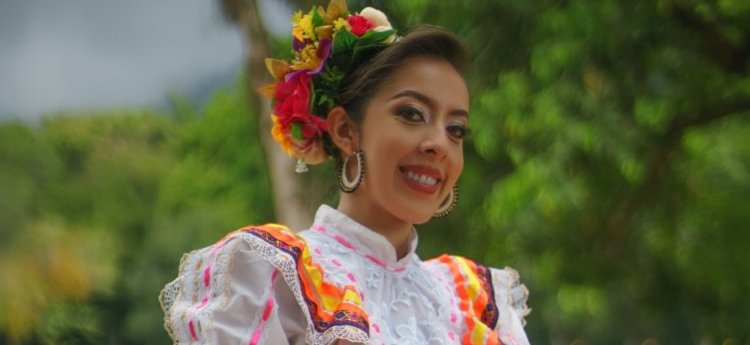 La bióloga que canta y baila por la comuna Nueve: Laura Isabella Lozano