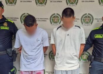 Capturados dos sujetos señalados de intimidar con cuchillo y para  despojar a un hombre, de su celular 