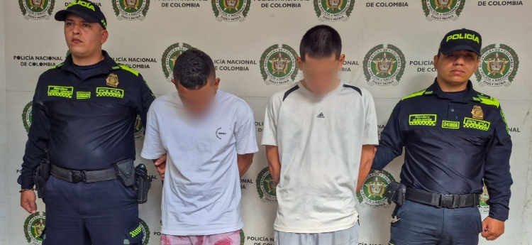 Capturados dos sujetos señalados de intimidar con cuchillo y para despojar a un hombre, de su celular