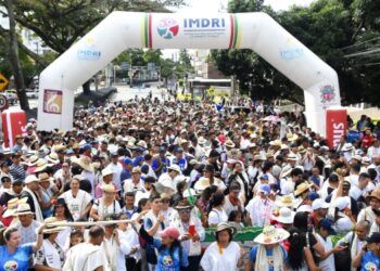 Más de 2000 personas corrieron en botas de caucho y poncho en Ibagué