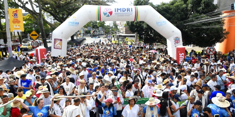 Más de 2000 personas corrieron en botas de caucho y poncho en Ibagué