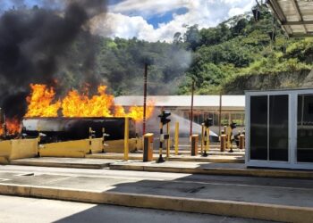 Incendio vehicular en el sector del peaje Cocora genera cierrepor esta vía que Ibagué – Cajamarca