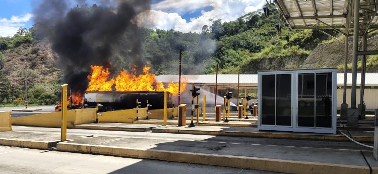 Incendio vehicular en el sector del peaje Cocora genera cierrepor esta vía que Ibagué – Cajamarca