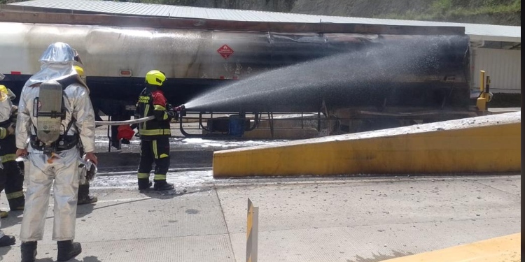 Incendio de camión cisterna en el peaje de Coello Cocora fue controlado por más de 21 Bomberos