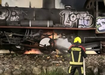 Habitantes de calle le prendieron fuego a la Locomotora de la calle 19