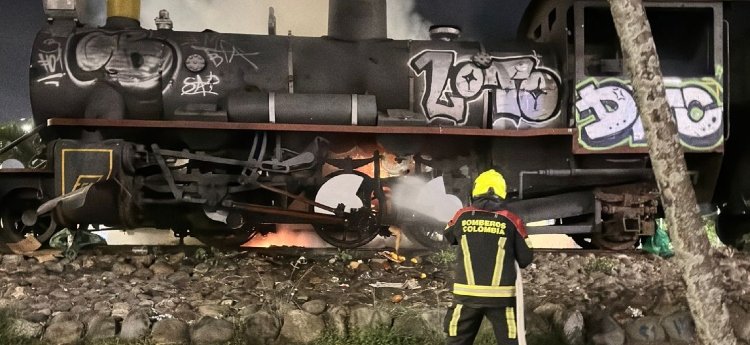 Habitantes de calle le prendieron fuego a la Locomotora de la calle 19
