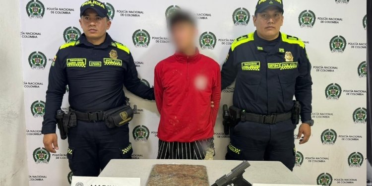 Sujeto fue sorprendido con ‘panela’ de marihuana y arma traumática en el barrio San Antonio
