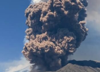 El volcán Etna en Italia entra en erupción activa con intensas explosiones y emisiones de lava