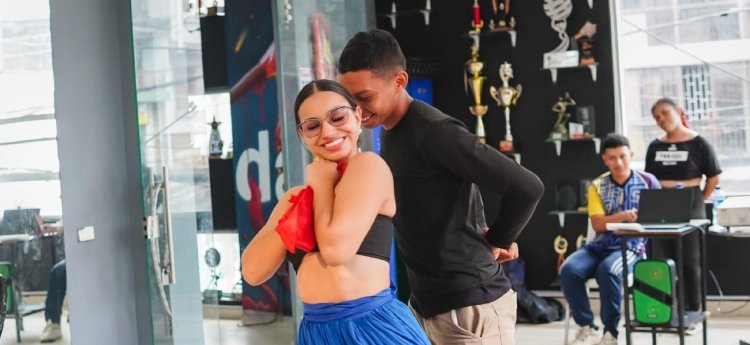 Balance positivo de escuela para embajadoras y parejos del folclor 