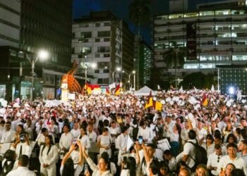 El Parque Murillo Toro se iluminó para pedir por la salud de Miguel Uribe Turbay