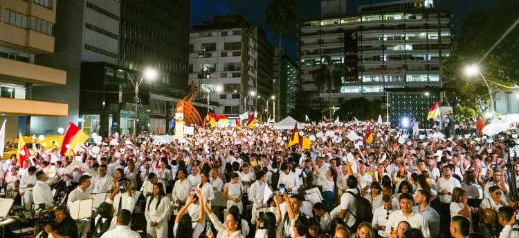El Parque Murillo Toro se iluminó para pedir por la salud de Miguel Uribe Turbay