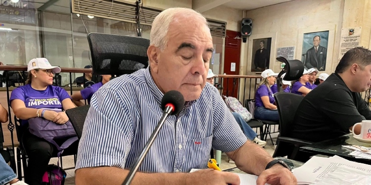 Concejal William Santiago asegura que no lo convocaron a reunión con la Alcaldesa