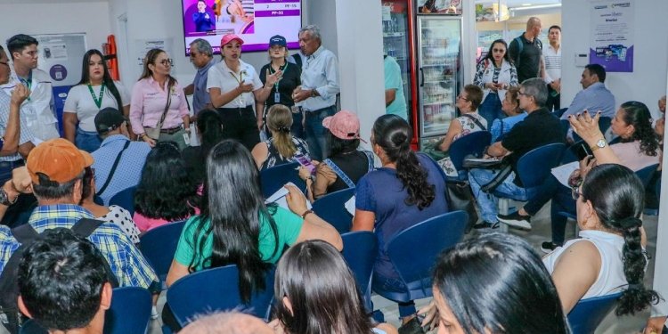 Largos tiempos de espera, desabastecimiento e inadecuada información a usuarios, evidenciados en operativos a farmacias