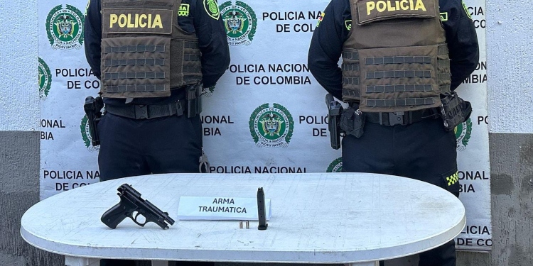 Una persona capturada con una Mini Uzi en medio de una pelea en Ataco