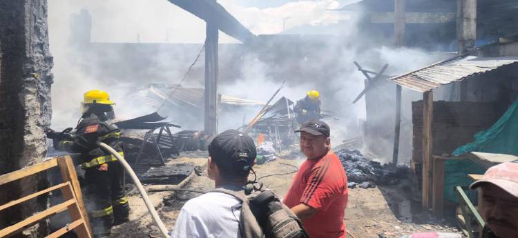 Bomberos extinguieron las llamas de incendio estructural en fábrica de colchones
