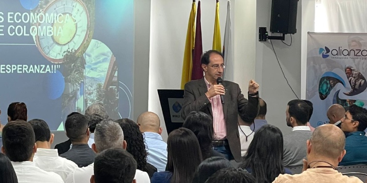 ”¿Por qué nos unimos cuando portamos la camiseta del Tolima, pero políticamente muy divididos? Ex ministro de comercio Restrepo durante su visita a Ibagué