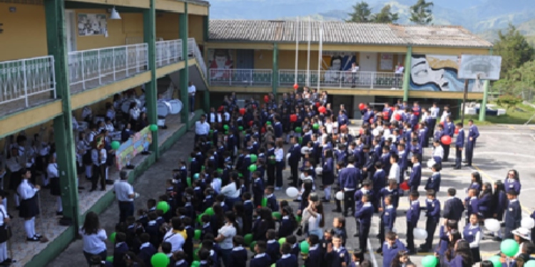 Estudiantes del Colegio Marco Fidel Suarez en Herveo en paro por falta de tres profesores