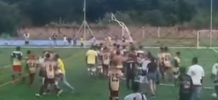 ¡La patada más bajita fue a la cara! En batalla campal terminó partido amistoso en Ambalema