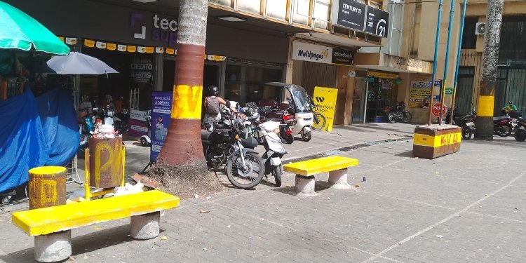 Guerra de grafitis entre hincha del Tolima y Nacional, deja horrible la plazoleta Santa Librada.
