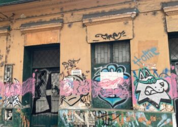 Casa abandonada en el centro de Ibagué genera preocupación entre los vecinos