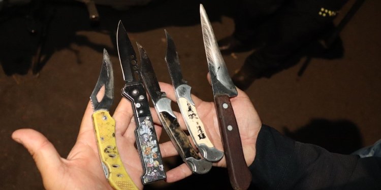 13 personas capturadas, 232 armas blancas y más de 500 gramos de estupefacientes incautados en operativos el fin de semana