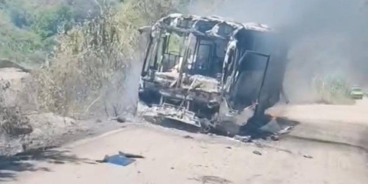 Corto circuito fue el responsable del incendio de un bus en Ataco