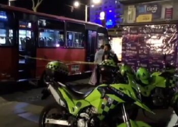 Pasajero murió en la parte trasera de una buseta