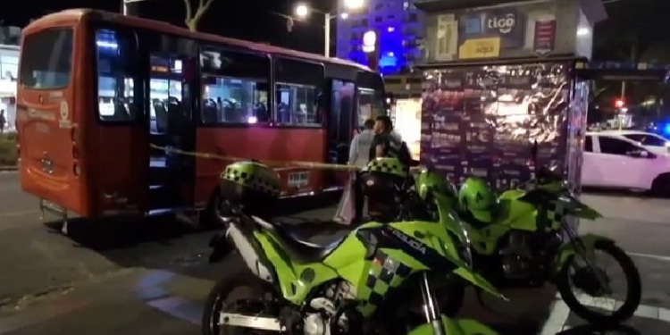 Pasajero murió en la parte trasera de una buseta