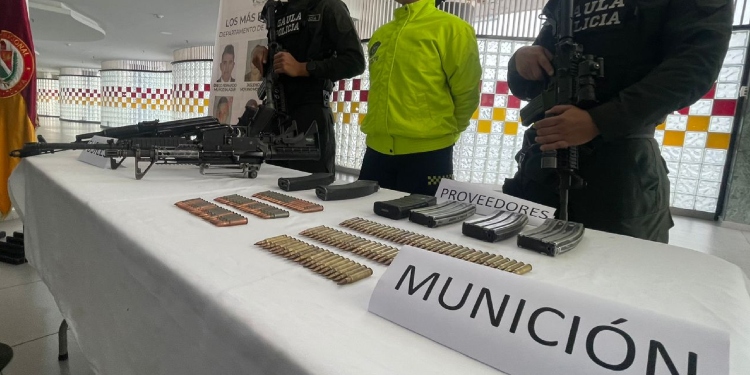 Policía Nacional incauta fusiles, municiones y uniformes en zona de Ibagué