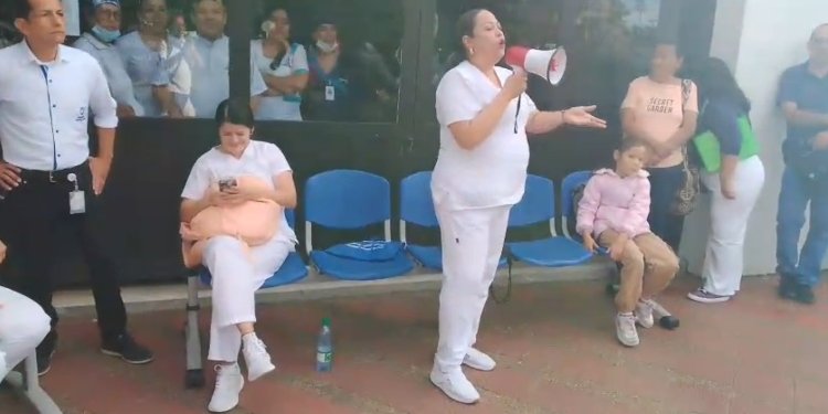 En asamblea permanente amanecieron trabajadores del Federico Lleras