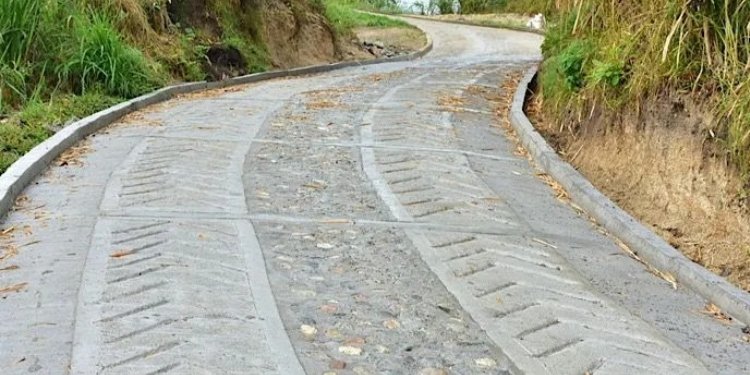 Comunidad de China Alta destaca las nuevas placas huella en la vía hacia Ambalá