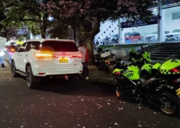 ’’Fleteo’ en la carrera Quinta a hombres que iban en camioneta