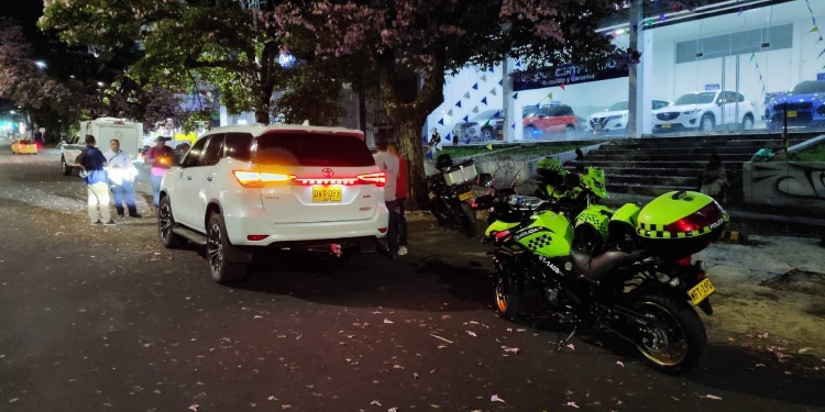 ’’Fleteo’ en la carrera Quinta a hombres que iban en camioneta