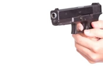 Dos personas lesionadas en ataque con arma traumática dentro de una barbería