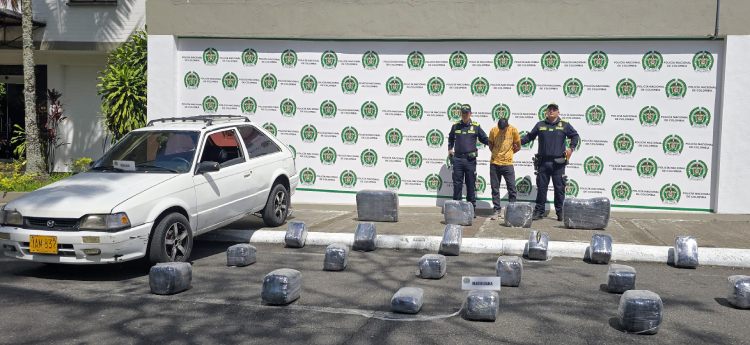Capturado sujeto que transportaba 140 kilos de marihuana en un Mazda 323