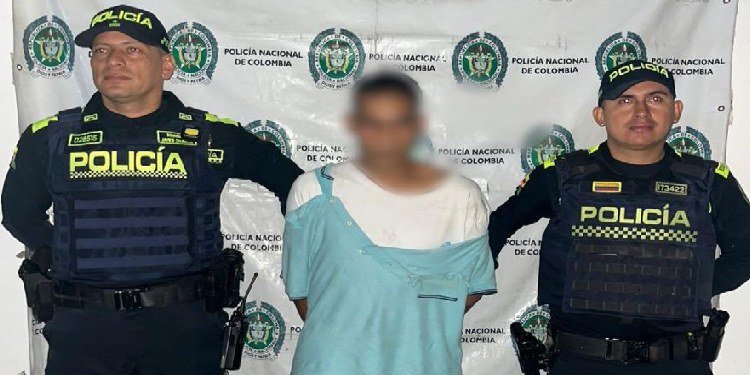 Sujeto aprovechó que adolescente jugaba fútbol y le robó el celular