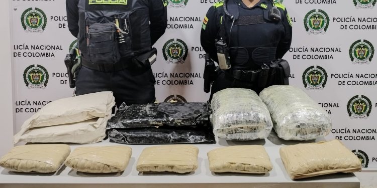 Droga abandonada en la vía Chaparral – Ortega fue encontrada dentro de una lona por la Policía