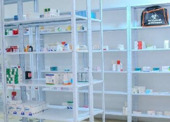 Operativos en farmacias dejó al descubierto estanterías vacías e inadecuada información