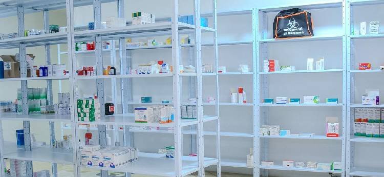 Operativos en farmacias dejó al descubierto estanterías vacías e inadecuada información