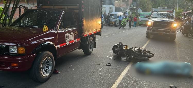 Adulto mayor murió al chocar su moto contra una camioneta en la vía al Cañón del Combeima