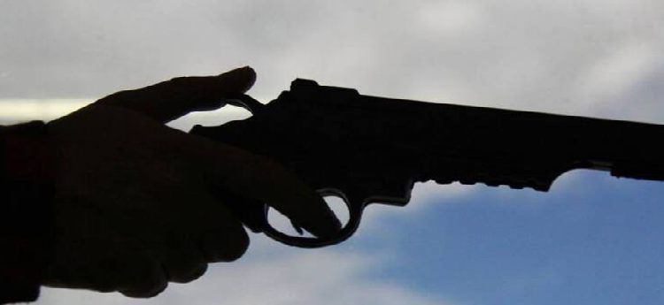 Hombre fue atacado a bala cuando departía con unos amigos