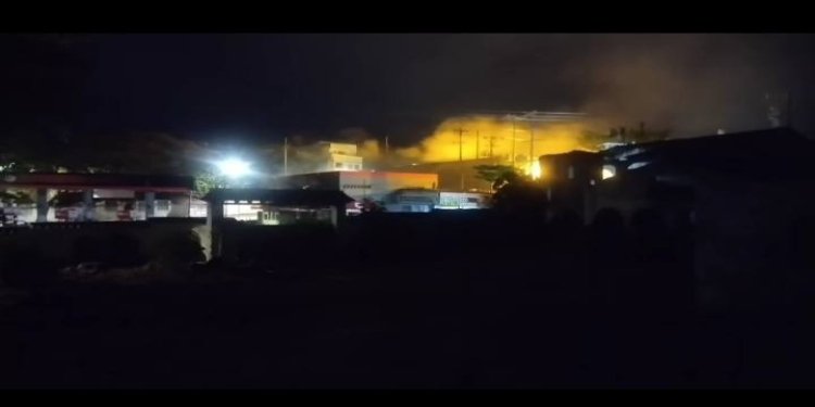 ¡Pánico en Melgar! Incendio en Estación Texaco puso en riesgo a decenas de personas