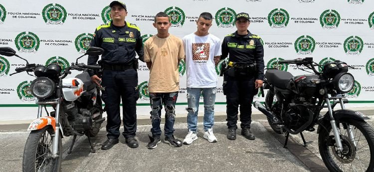 Gracias a las cámaras de seguridad, la Policía capturó a dos sujetos y recuperó una moto