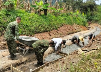 Sexta Brigada trabaja en la adecuación de placa huella en veredas de Líbano y Purificación