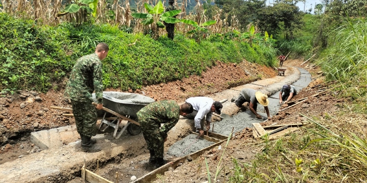 Sexta Brigada trabaja en la adecuación de placa huella en veredas de Líbano y Purificación
